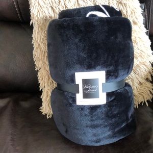 Victoria’s Secret Signature Sherpa Throw Blanket. 50” x 60”.